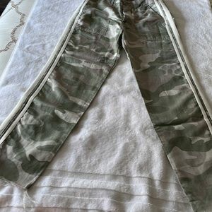 MOTHER camouflage pants. Size 24